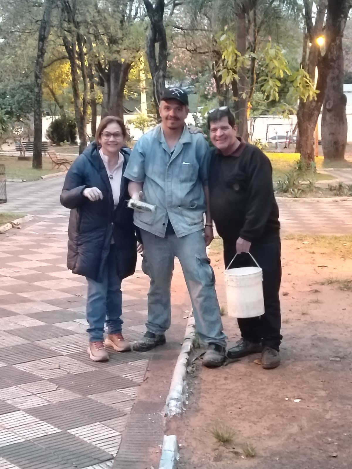 Presidente y Vicepresidenta de la CV ayudando en la pintada