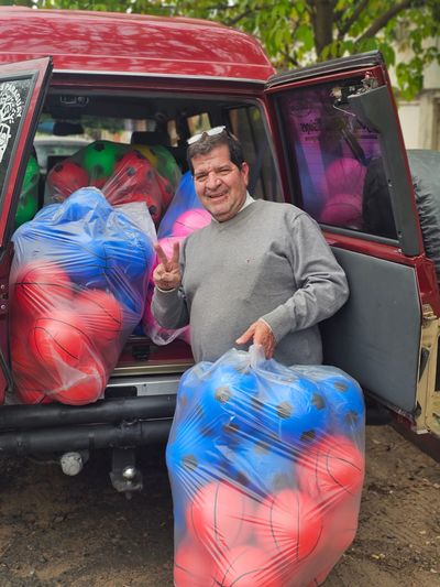 Recibiendo donaciones de pelotas para el evento