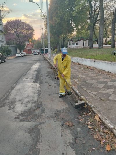 Trabajador municipal barriendo la calle
