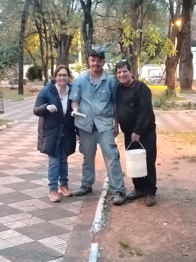 Presidente y Vicepresidenta de la CV ayudando en la pintada