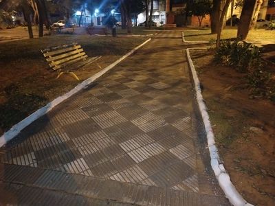 Cantero de la plaza con cordones recién pintados