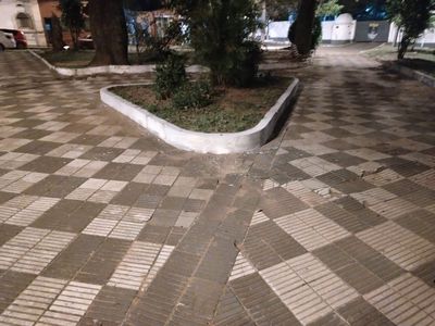Sendero de la plaza con cordones blancos recién pintados