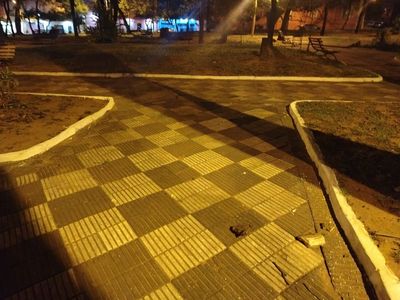 Cruce de senderos con cordones pintados