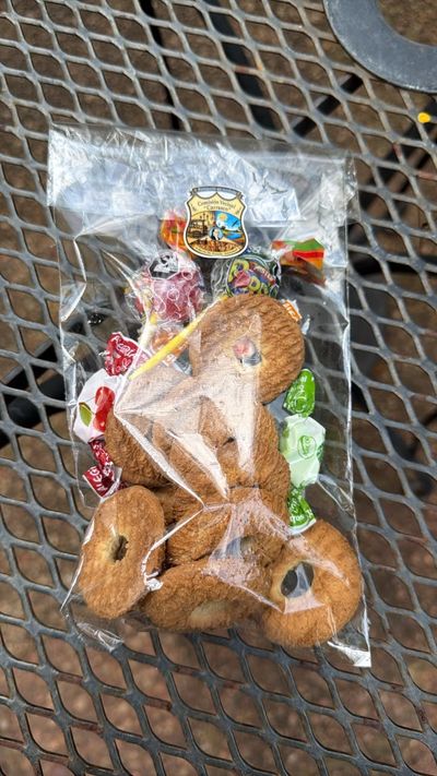 Bolsita individual de sorpresas con el escudo de la CV Carrasco